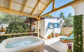 Casa De Flores, Ace Location - 100M From Bodinka Beach , Free Parking, Nature'S Heaven